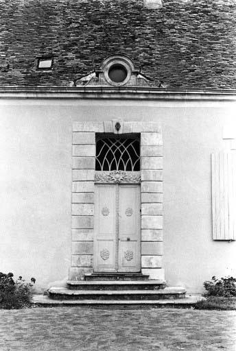 Détail porte de la partie centrale du premier logis 17e siècle, vue prise de l'Est.