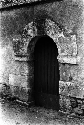 Détail de la porte du mur de clôture.