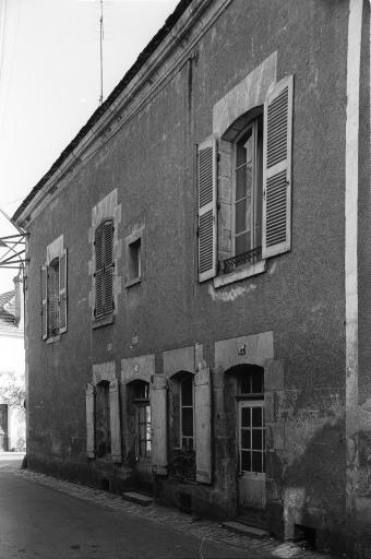 Façade sur la rue de Beaufort, vue d'ensemble.