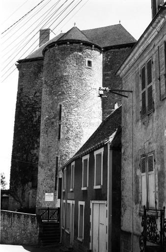 Façade ouest avec tour, vue d'ensemble.