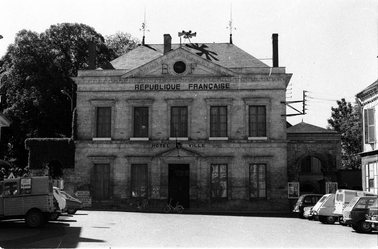 Façade ouest donnant sur la place de la Mairie, vue d'ensemble.