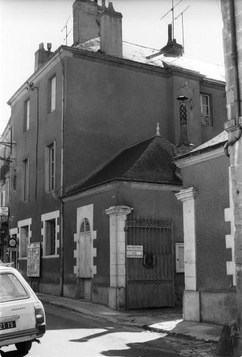 Pavillons d'entrée et extrémité de l'aile Est 17e siècle, façades sur la rue Nationale.