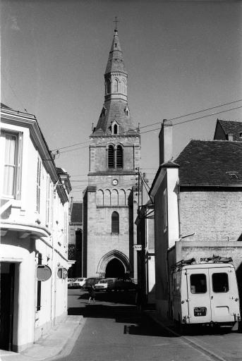 Vue d'ensemble du clocher-porche.