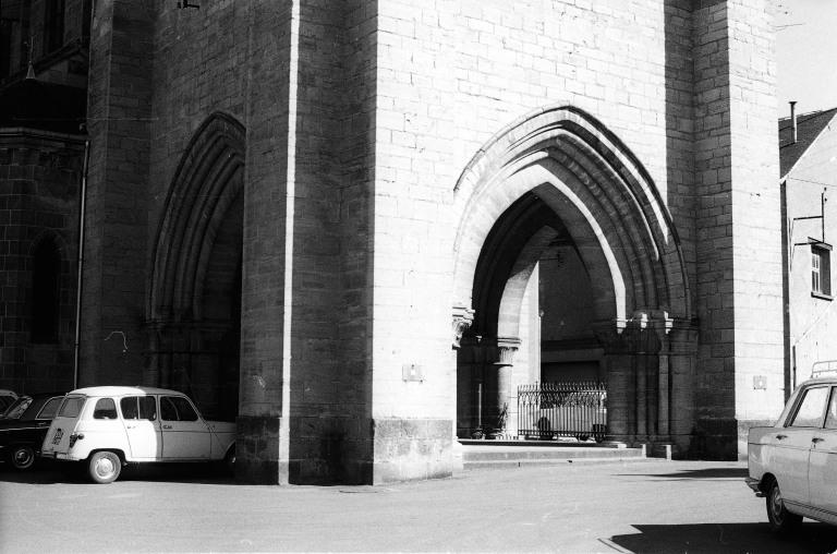 Vue d'ensemble du porche du clocher.