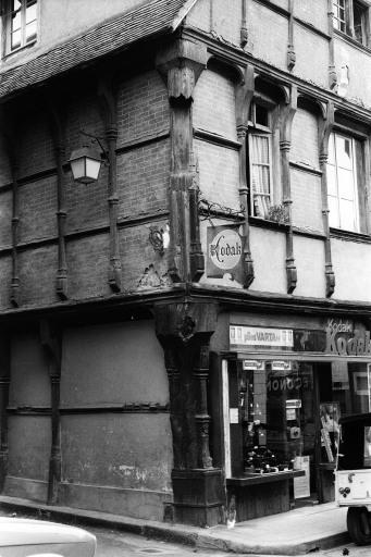 Façade à l'angle de la rue Basse du Mouhet.