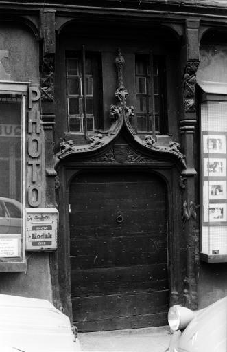 Vue d'ensemble de la porte et son fleuron en accolade.