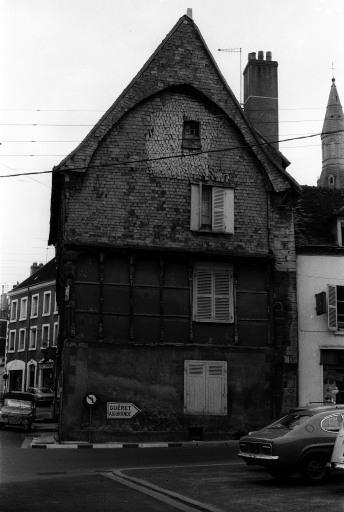 Façade à pans de bois et essentage sur la rue Nationale.