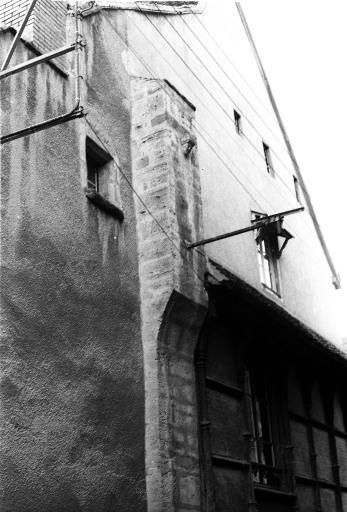 Vue d'ensemble du contrefort sur la façade rue Basse du Mouhet.