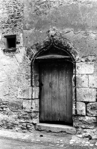 Sur la façade, vue d'ensemble de la porte de l'escalier.