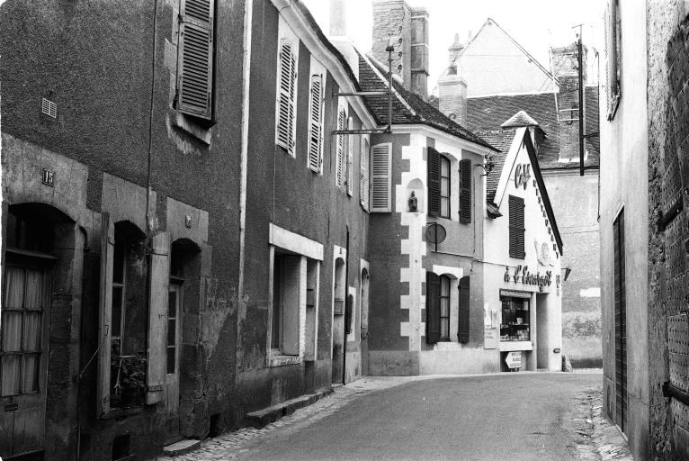 Façade sur rue, vue d'ensemble.