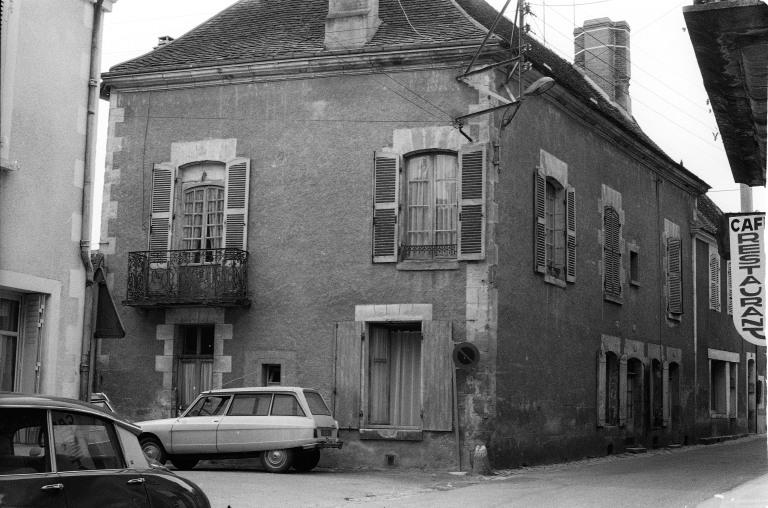 Vue de volume de la maison à l'angle des deux rues.