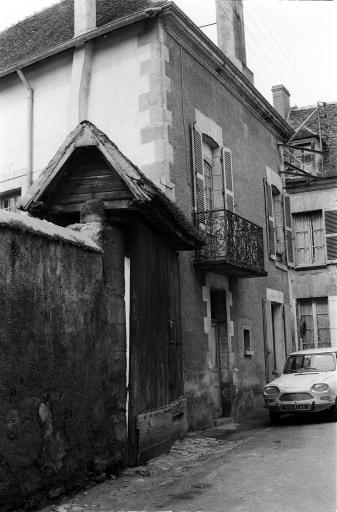 Façade sur la rue de Lucet et portail.