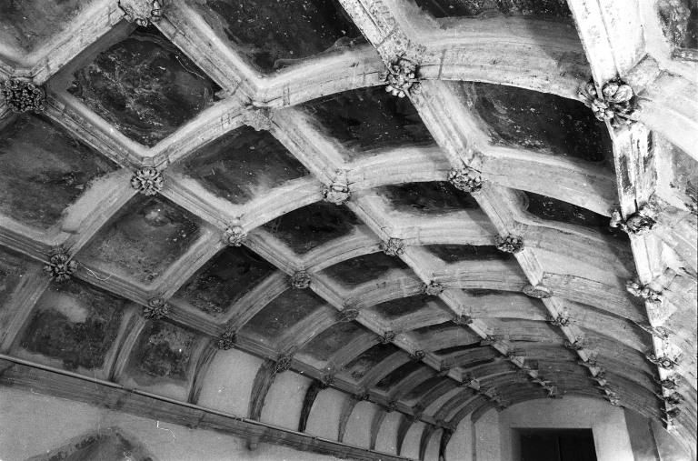 Plafond à caissons.