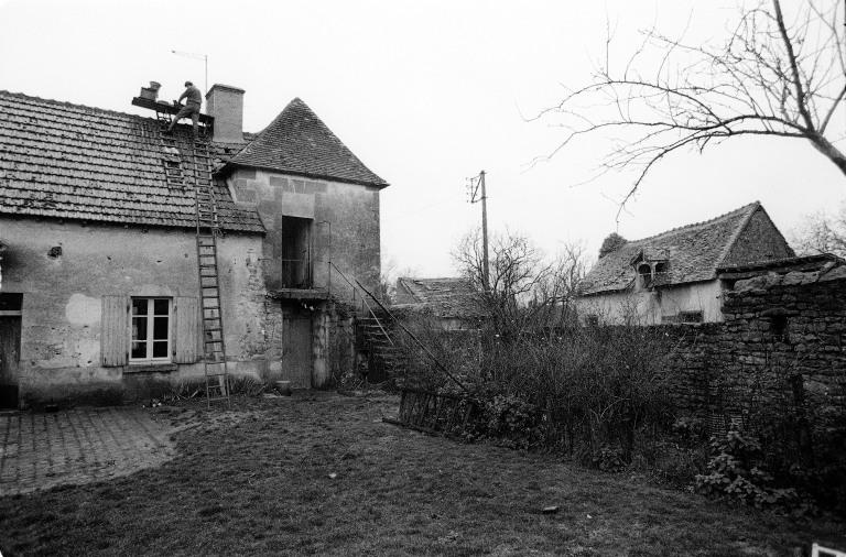 Façade sur cour du logis et son pavillon avec étage et escalier extérieur.