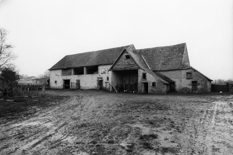 Façade sur cour de la grange à porche, vue d'ensemble.