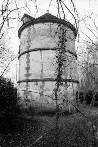 Détail du colombier 15e siècle situé dans le parc du château.