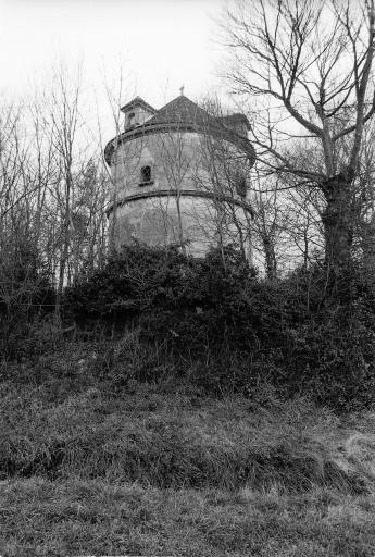 Vue d'ensemble du colombier 15e siècle situé dans le parc du château.