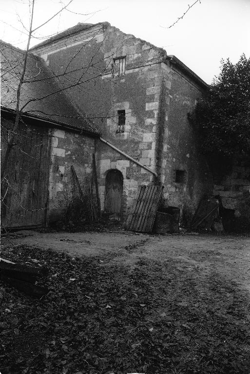 Vue partielle est de la demeure (1974).