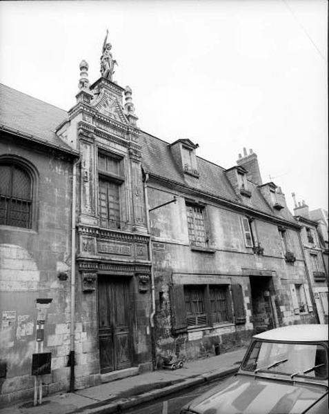 Façade antérieure sur rue.