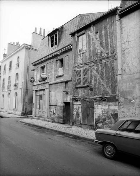 Façades antérieures sur rue.