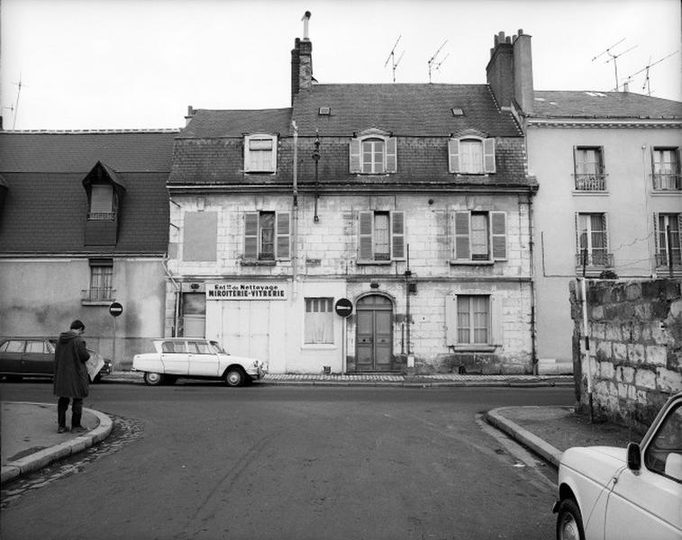 Façade antérieure sur rue.