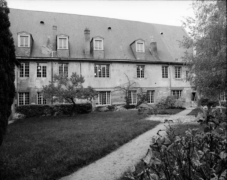 Annexe de l'école Notre-Dame la Riche, ancien couvent des Récollets. Façade latérale ouest sur cour.