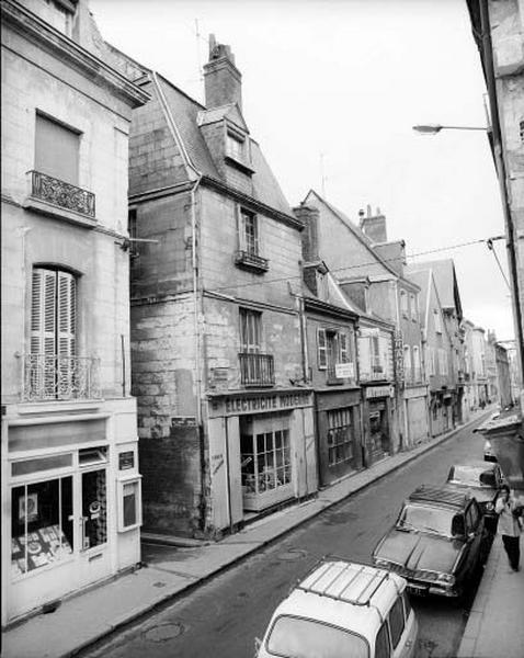 Façade antérieure sur rue : un enduit fausse pierre cache un pan de bois au 2e étage (pour le n°12).