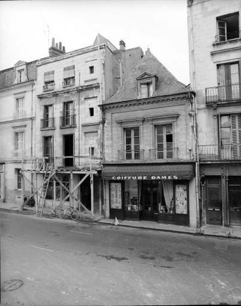 Façade antérieure sur rue : croupe et façade XIXe siècle.