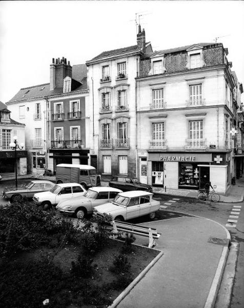 Façade antérieure sur rue.