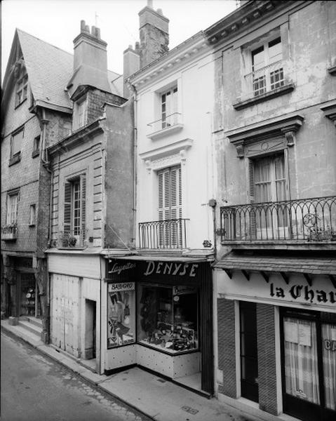 Façade antérieure sur rue.