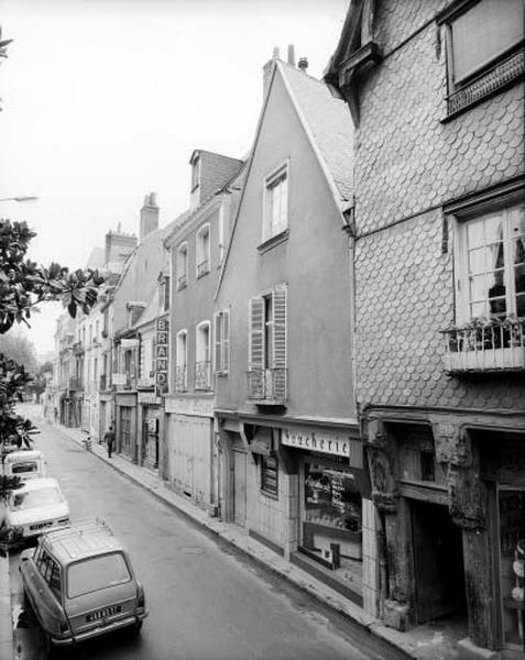 Façade antérieure sur rue, vue prise du nord-ouest.