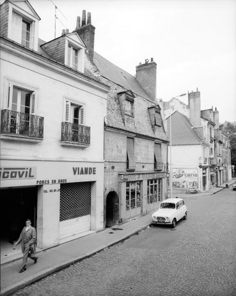 Façade antérieure, entrée de l'ancien passage du Camp de Molle.