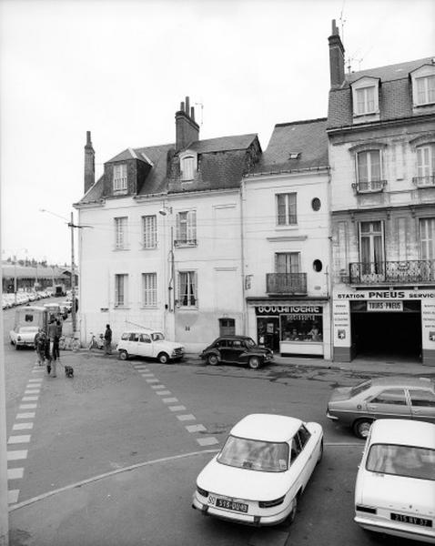 Façade antérieure sur rue.