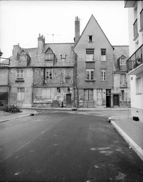 Façade antérieure sur rue.