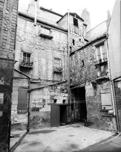 Façade postérieure sur cour intérieure : appenti accolé à la façade, rez-de-chaussée en pierre calcaire et étage à pan de bois, galerie à deux étages qui relie la maison sur la rue de la Hallebarde au corps de logis sur le rue Alleron.