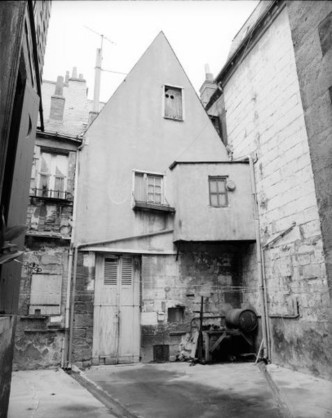 Façade postérieure sur cour intérieure.