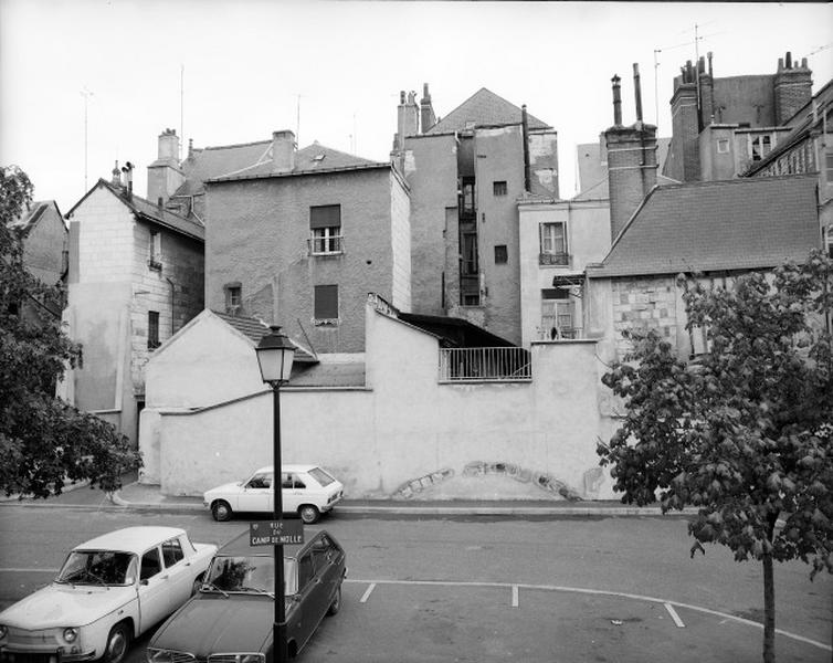 Façade postérieure sur la cour vue du Camp de la Molle.