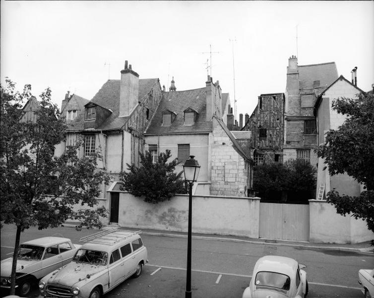 Façade postérieure sur la cour du n°12 de la rue Georges Courteline, enduit fausse pierre au deuxième étage, noter la hauteur de la toiture.