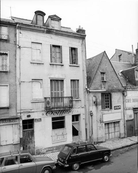 Façade antérieure sur rue : pignon en pan-de-bois et brique recouvert d'enduit.