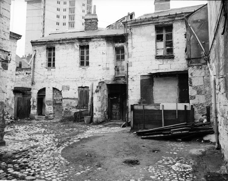 Cour intérieure, côté ouest, débouché du couloir.