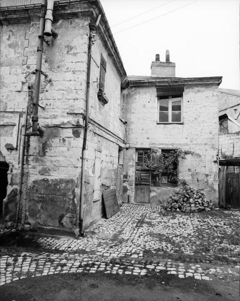 Cour intérieure, côté nord-est.