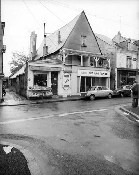 Vue de volume prise du nord-ouest, façade antérieure sur rue, la boutique marque l'élévation.