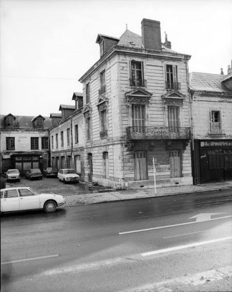 Anciens établissements Bassereau (soieries et passementerie) : vue de volume prise du nord-ouest.