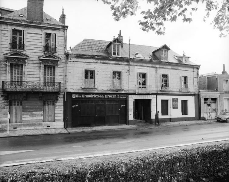 Façade antérieure sur rue.