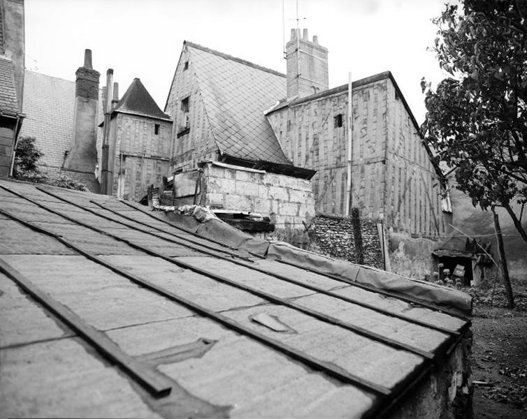 Vue de volume prise de l'est. Corps de logis avec escalier hors oeuvre en façade, escalier en vis en bois, plan carré.