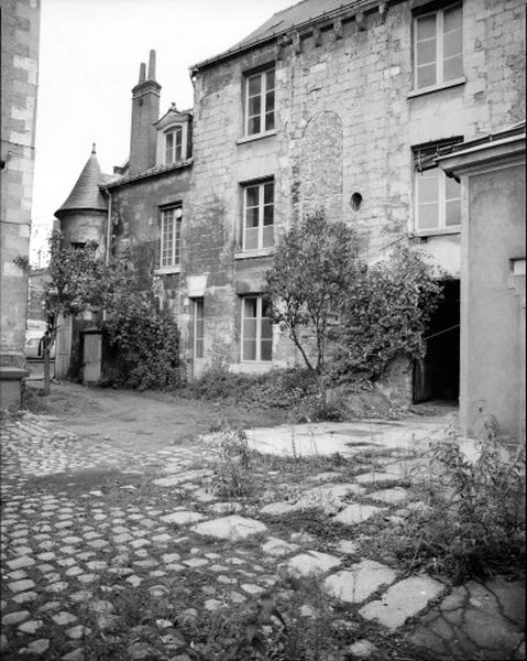 Ancien prieuré Saint-Eloi : façade latérale sud.