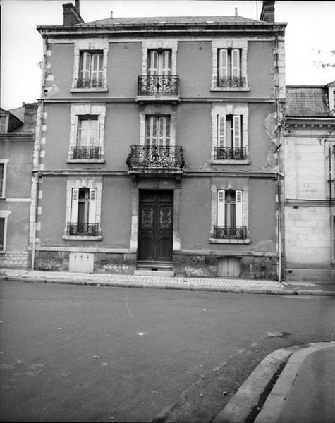 Façade antérieure sur rue, vue d'ensemble.