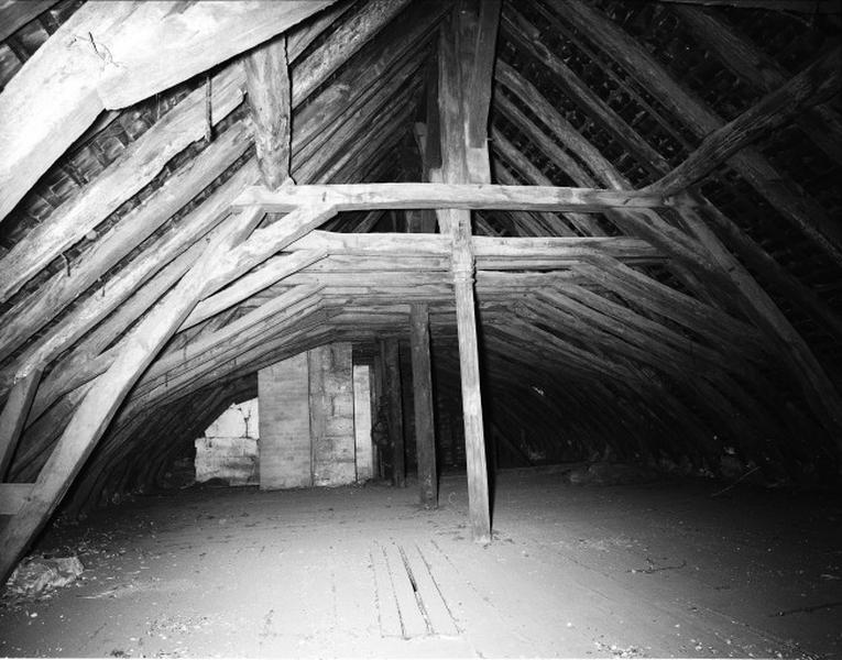 Ancien prieuré Saint-Eloi : combles, vue vers l'ouest.