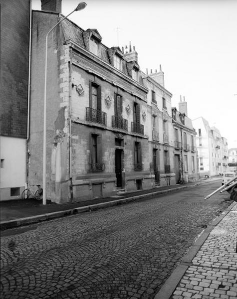 Façade antérieure sur rue.