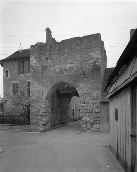 Vue d'ensemble du prieuré et porte Est, prise du nord-ouest.